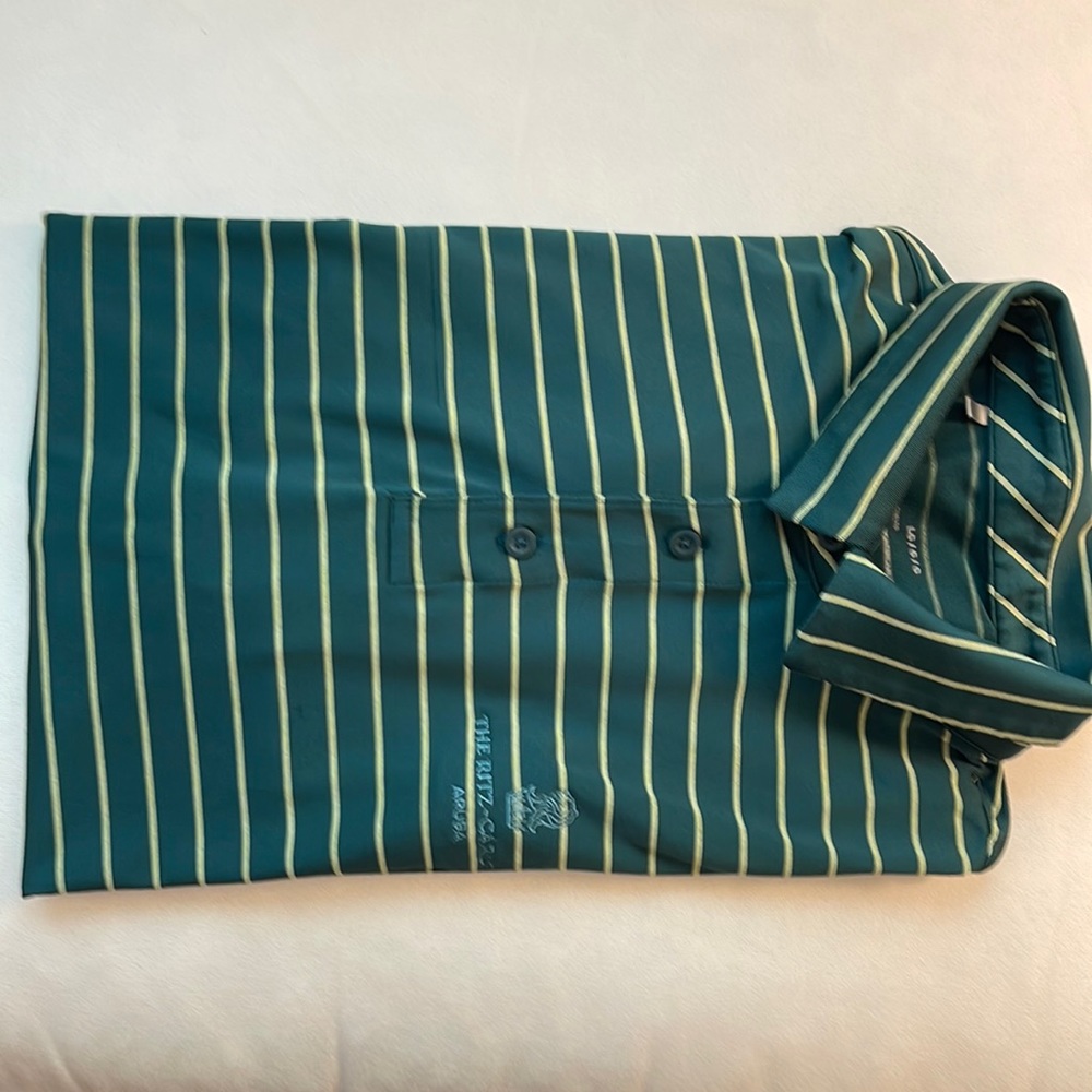 Under Armour heat gear loose golf polo shirt.